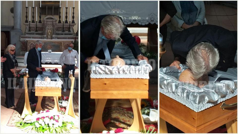 Un incontro Benvenuti-Mazzinghi che entra nella storia: Nino saluta e bacia il suo Sandro 