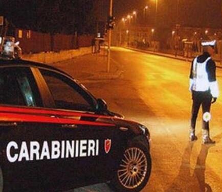 Graffi e spintoni ai carabinieri, due donne finiscono ai domiciliari 
