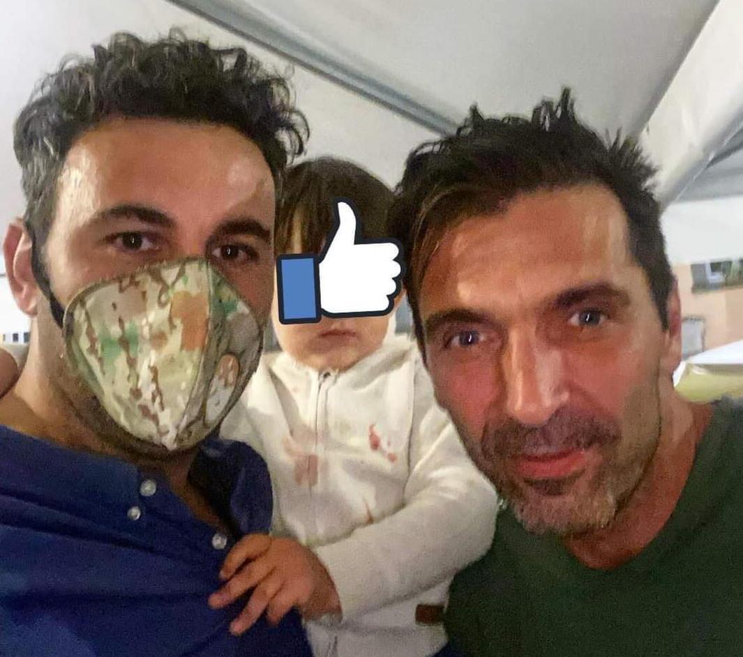 Gigi Buffon insieme a uno degli ideatori dell'App Lunigiana World