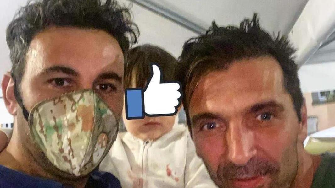 Gigi Buffon insieme a uno degli ideatori dell'App Lunigiana World