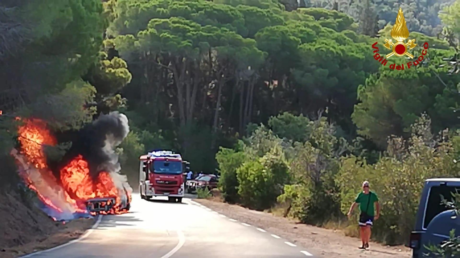 Auto in fiamme in località La Concia, intervengono i vigili del fuoco 
