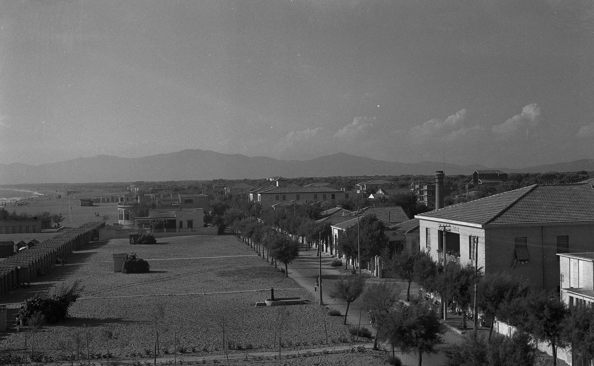 Marina di Grosseto, 1952: viale XXIV Maggio (Foto Archivio Fratelli Gori)