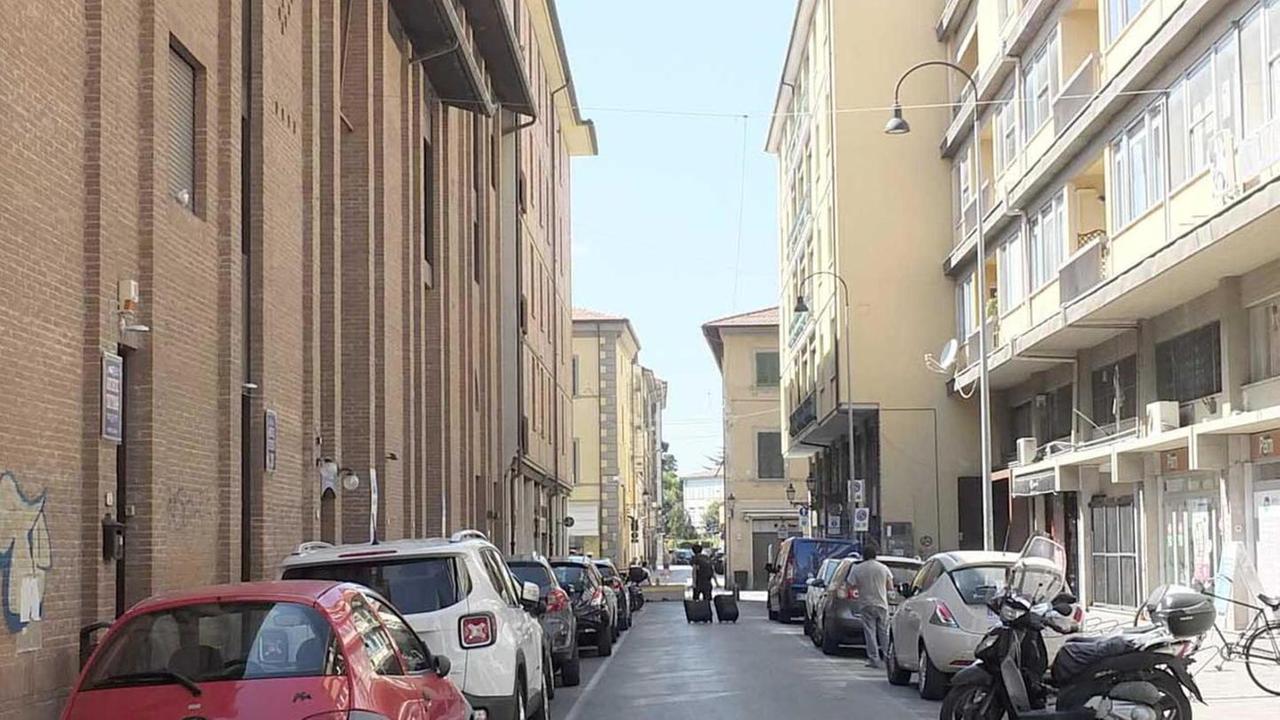 Uno scorcio di via Pascoli teatro del tentato furto di giovedì notte e di continue situazioni di degrado e criminalità