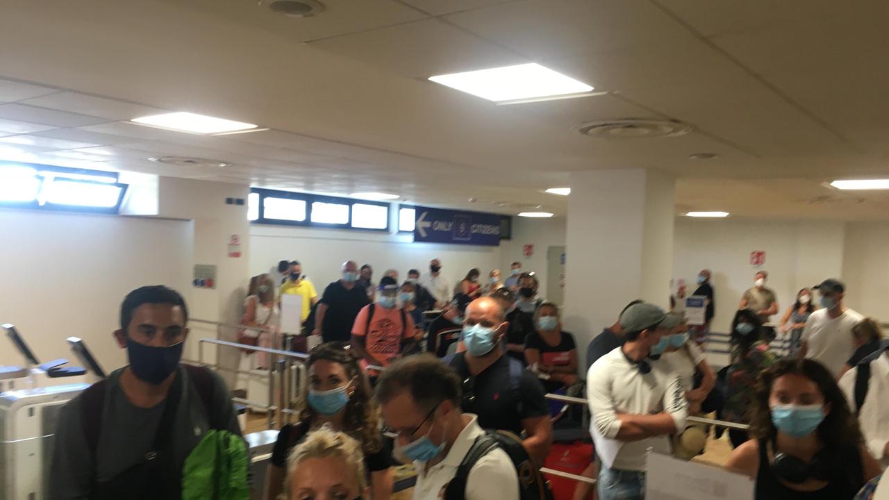 Pisa, in fila a distanza ravvicinata per far controllare i passaporti in aeroporto