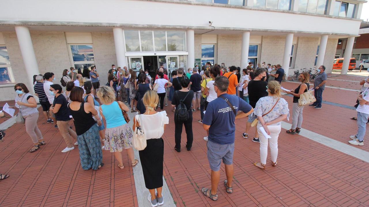 Insegnanti e bidelli in attesa davanti al Centro Giovannini (foto Batavia)