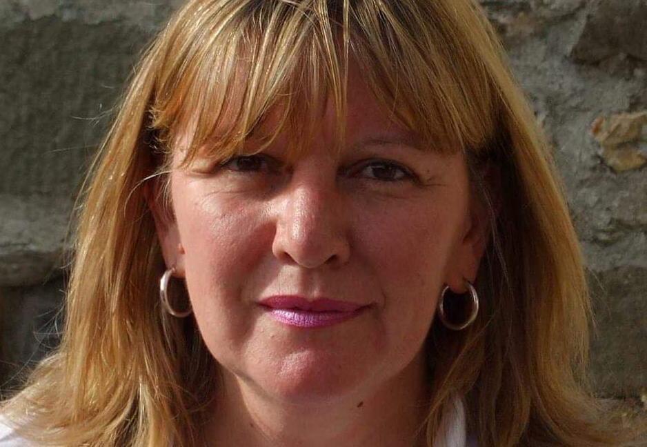Sconfitta da un male a 57 anni di età madre di due figli