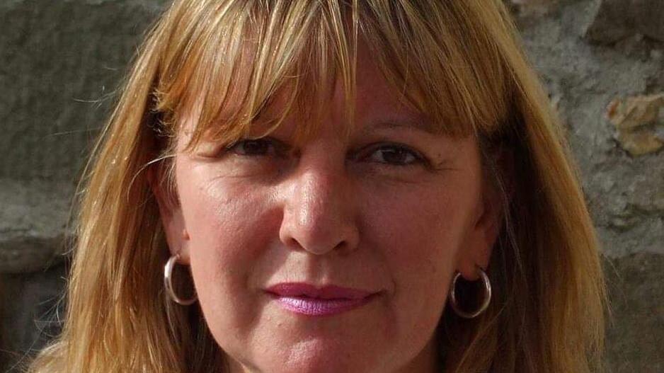 Sconfitta da un male a 57 anni di età madre di due figli
