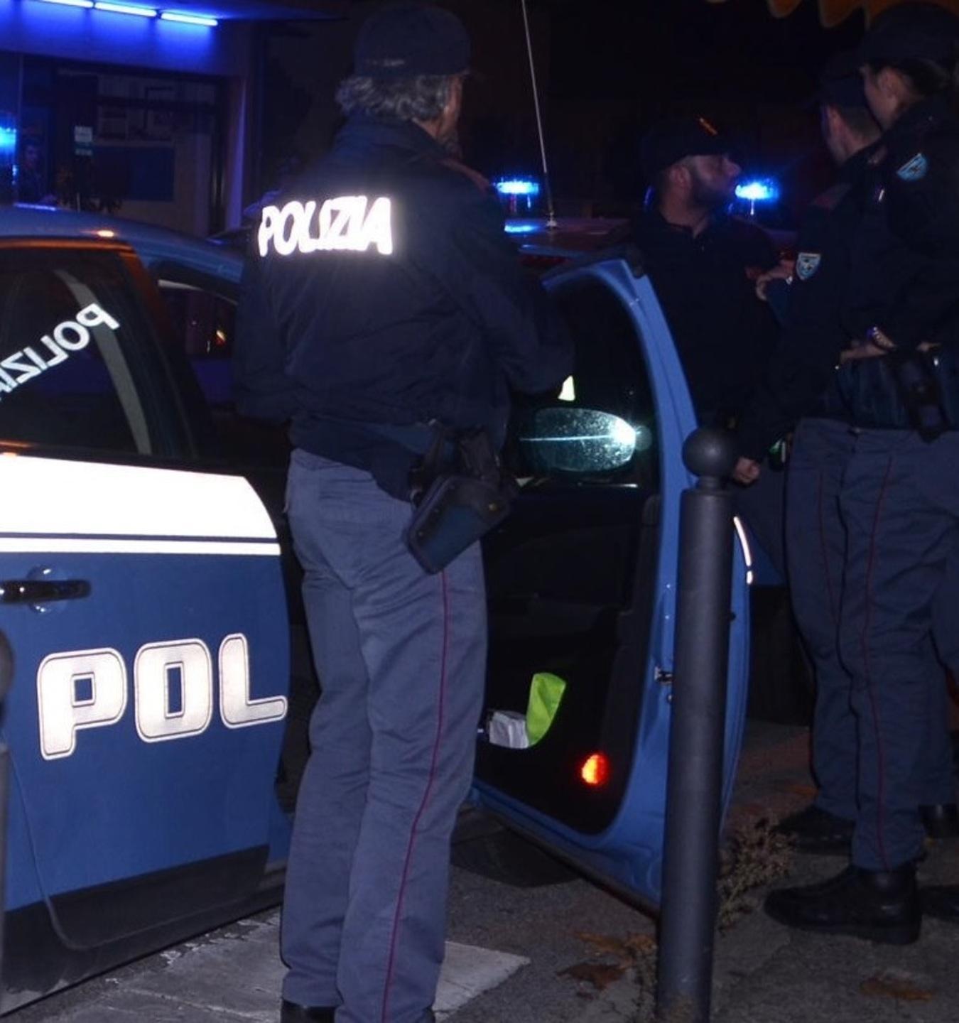 Movida, sassi da decine di giovani contro la polizia