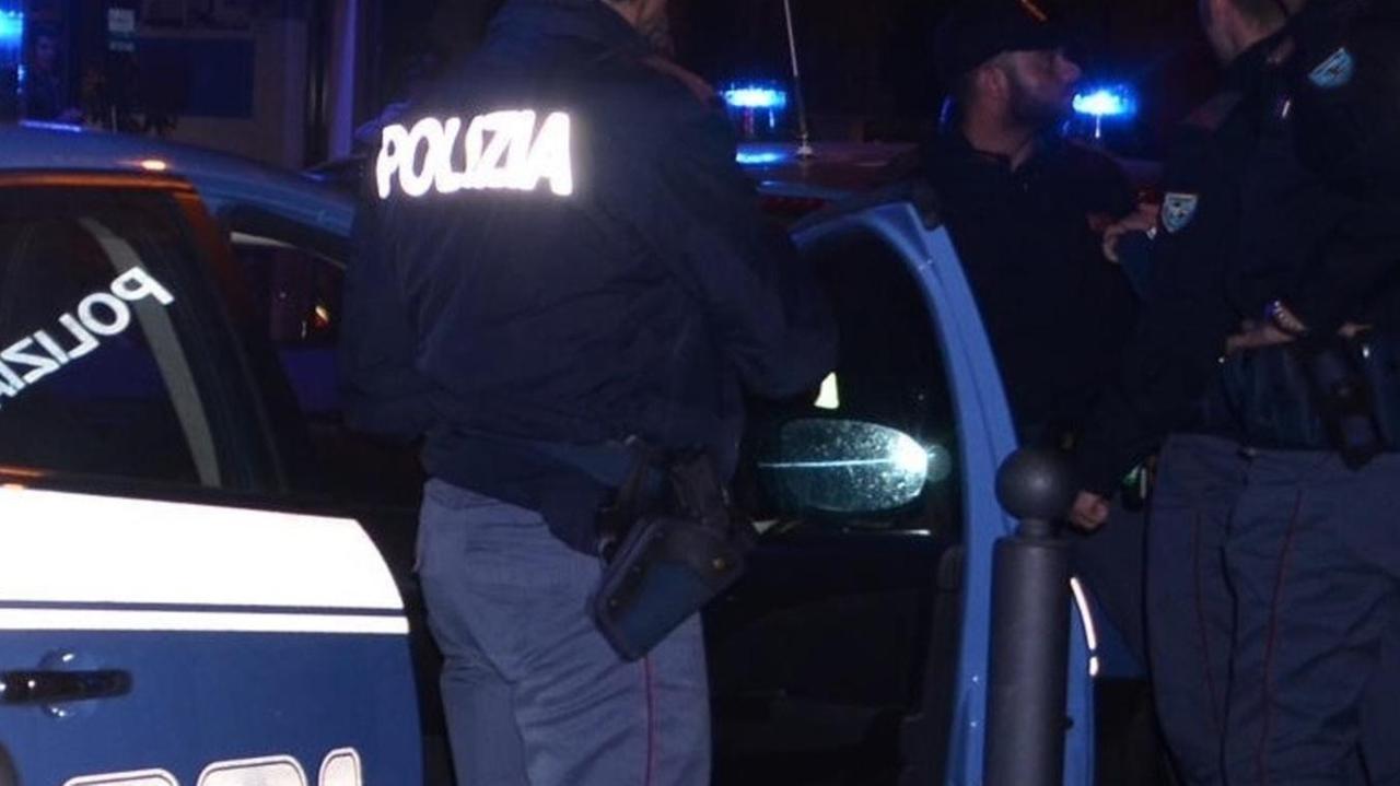 Movida, sassi da decine di giovani contro la polizia
