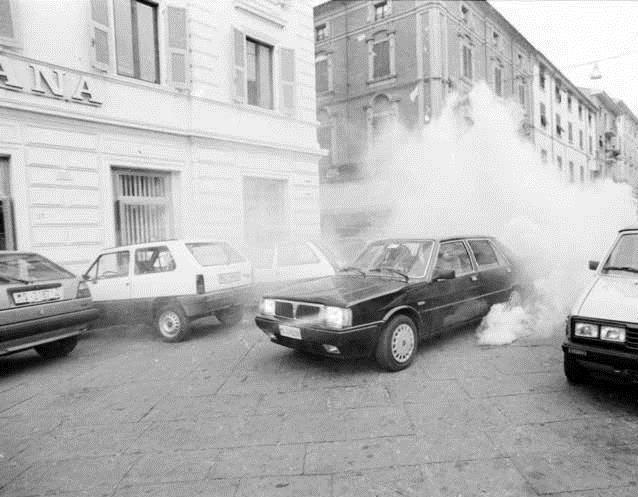 Quell’auto scura sgomma in fuga, dietro il fumo acre dei lacrimogeni 