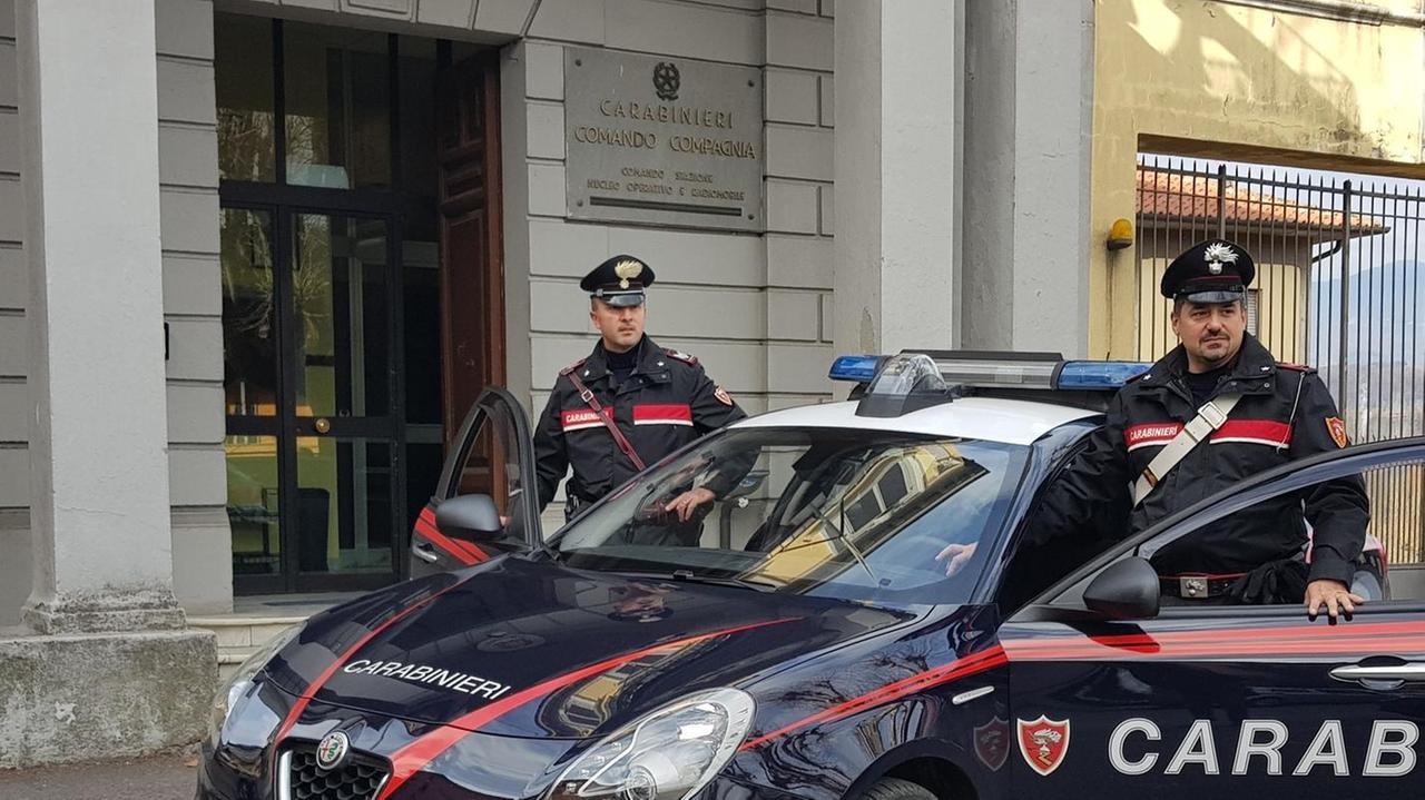 Alza il gomito al volante e va a schiantarsi contro le auto in sosta