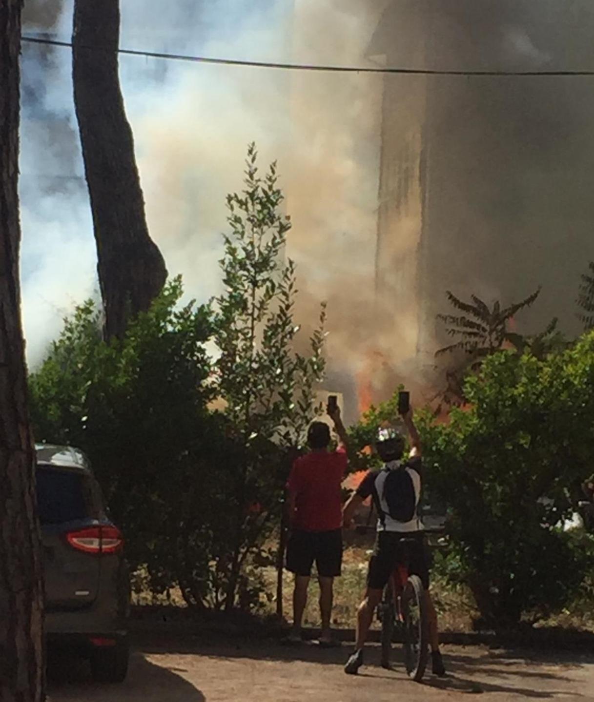 Andati a fuoco tre box nel cortile di un palazzo