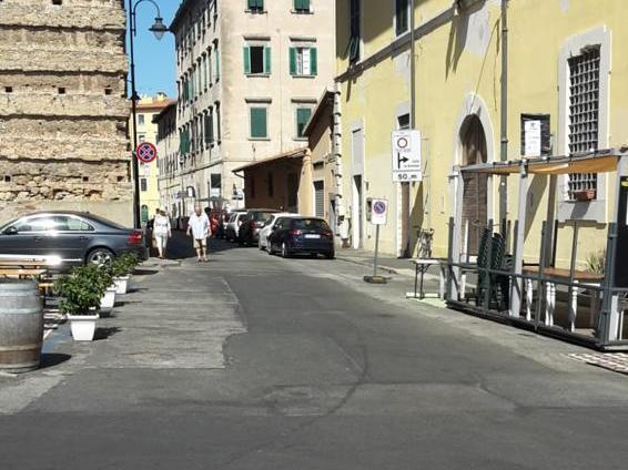 Piazze e strade subito pulite dopo la notte di grande festa 