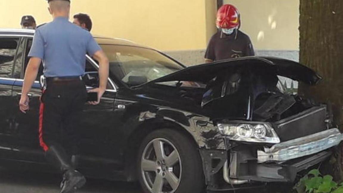 Auto finisce contro un albero 14enne soccorsa con l’elicottero