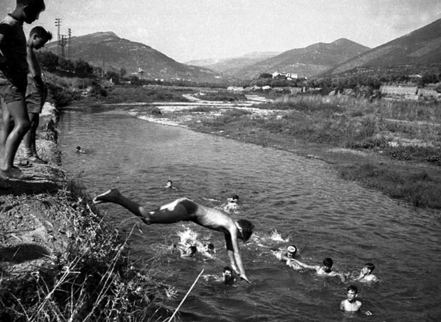 Domani la nona foto: anni Cinquanta, il tuffo dei ragazzi nel Bisenzio 