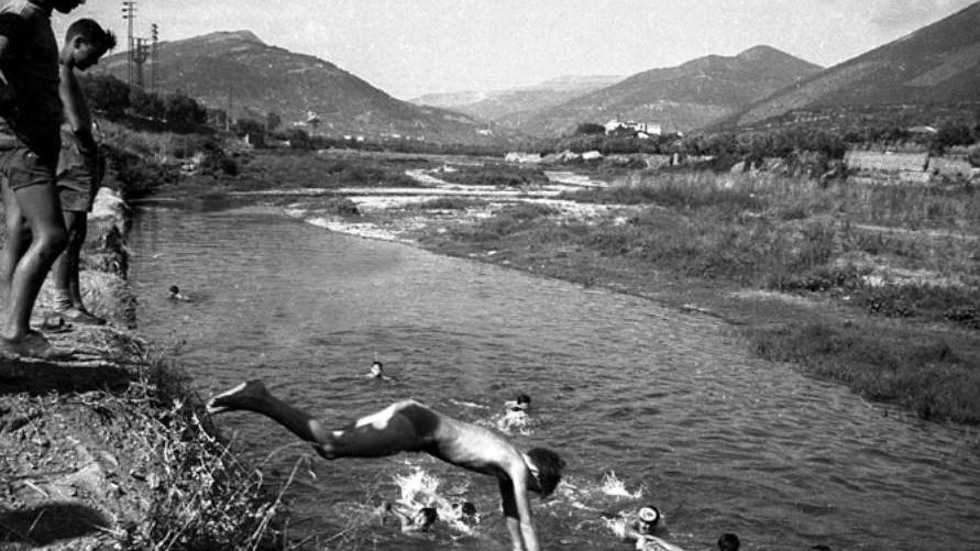 Domani la nona foto: anni Cinquanta, il tuffo dei ragazzi nel Bisenzio
