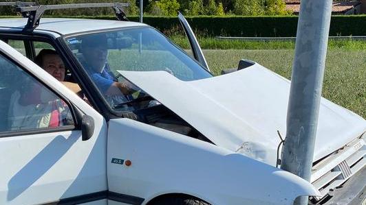 Auto contro il palo della luce Paura per marito e moglie