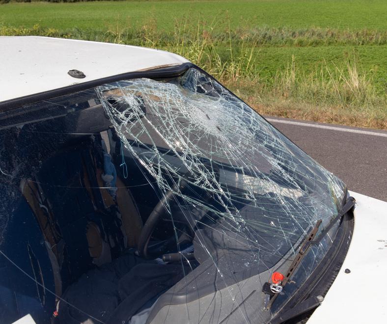 Con la moto contro un’auto Ferito un 19enne di Mesola 