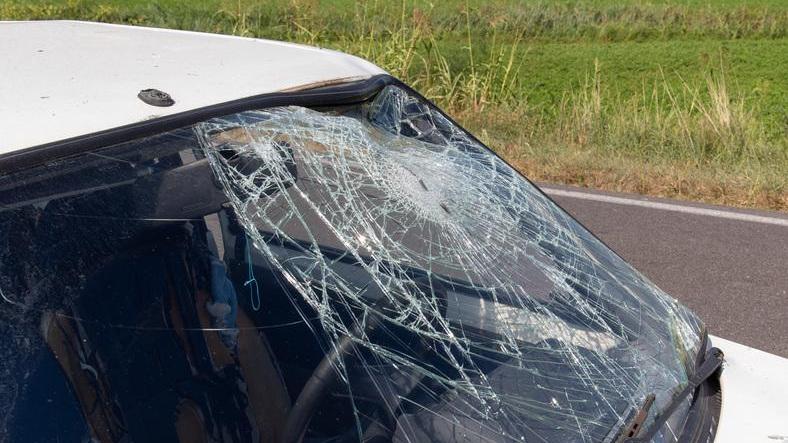 Con la moto contro un’auto Ferito un 19enne di Mesola