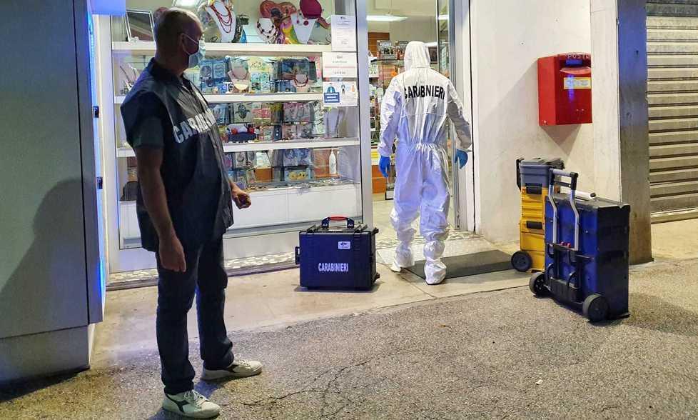 Santa Maria Maddalena, minacciata con una pistola: tabaccaia rapinata dell’incasso 