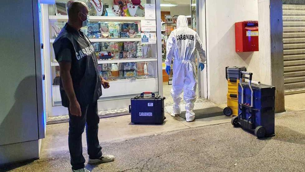 Santa Maria Maddalena, minacciata con una pistola: tabaccaia rapinata dell’incasso