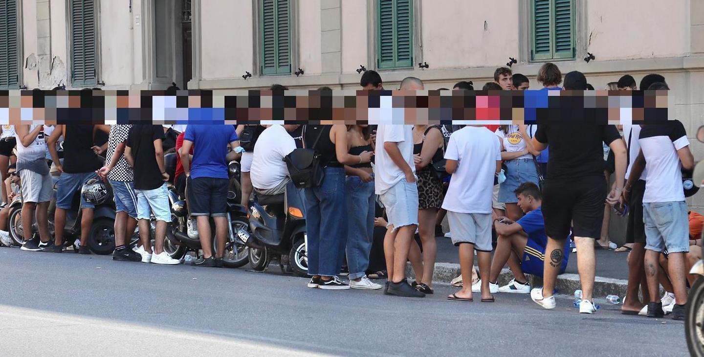 I ragazzini fuori dall’ospedale in via Gramsci in attesa di notizie