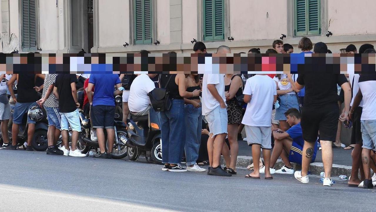 I ragazzini fuori dall’ospedale in via Gramsci in attesa di notizie