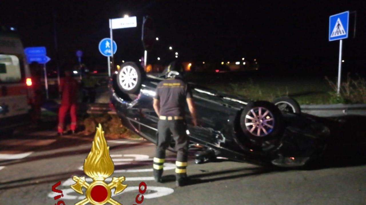 Si ribalta con la sua auto ma resta illeso