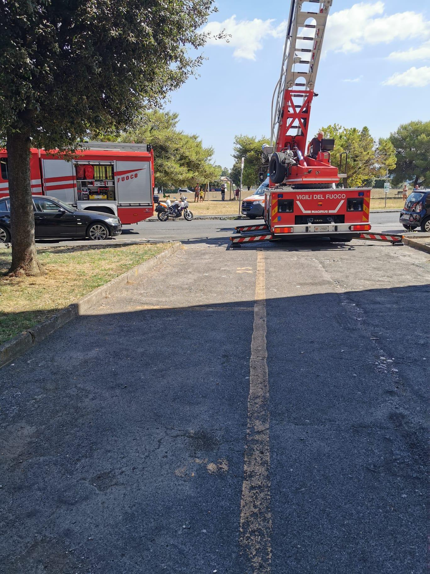 I vigili del fuoco in via Muratori