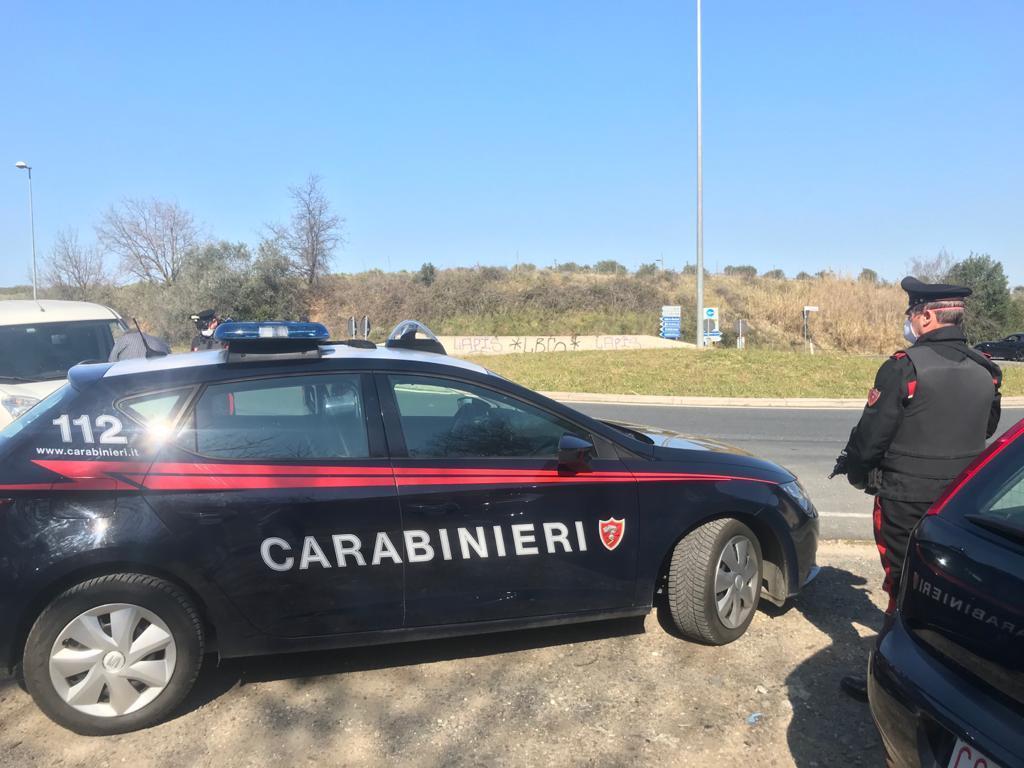 Una pattuglia dei carabinieri durante un controllo