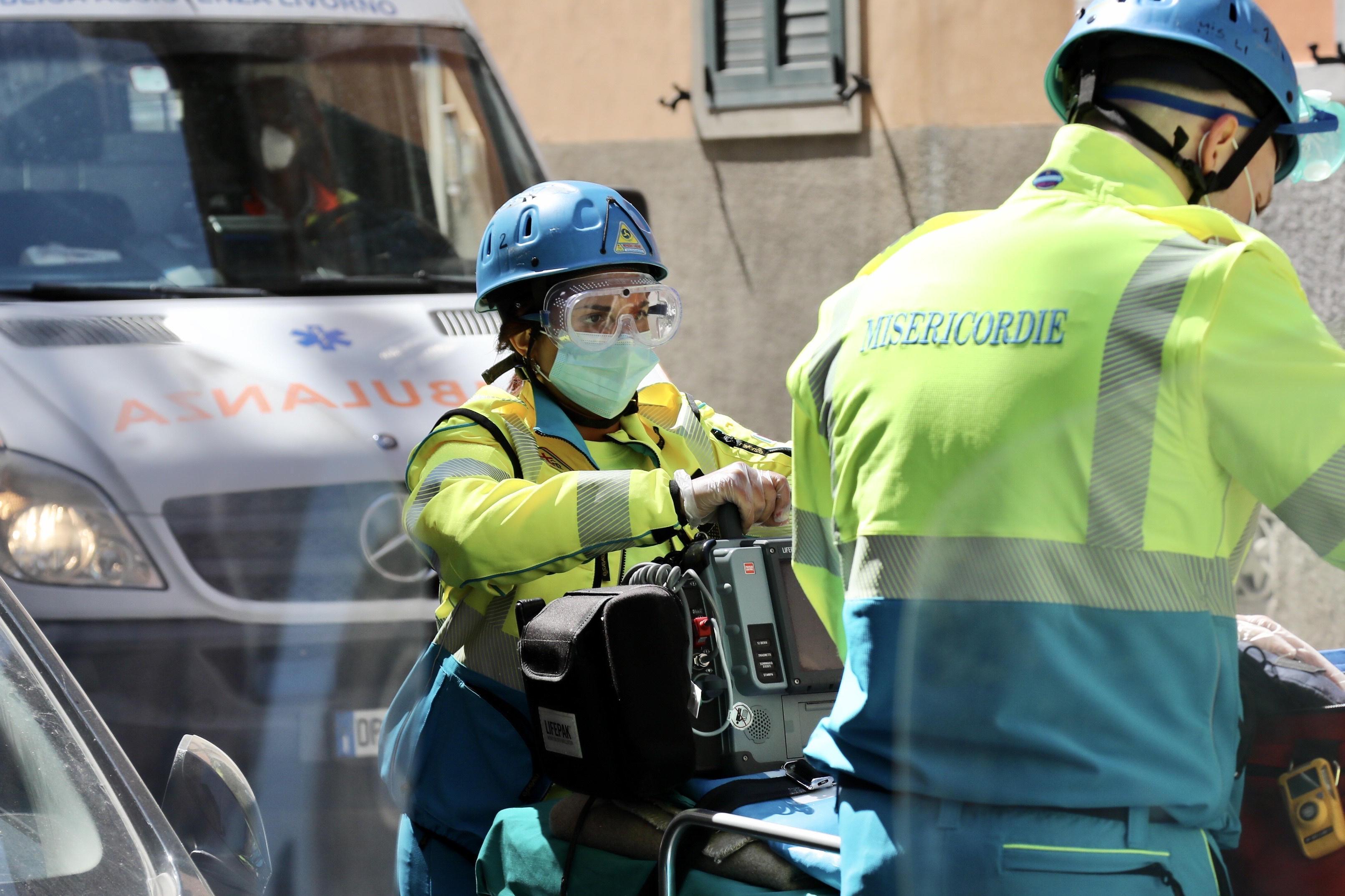 Un'ambulanza della Misericordia di via Verdi