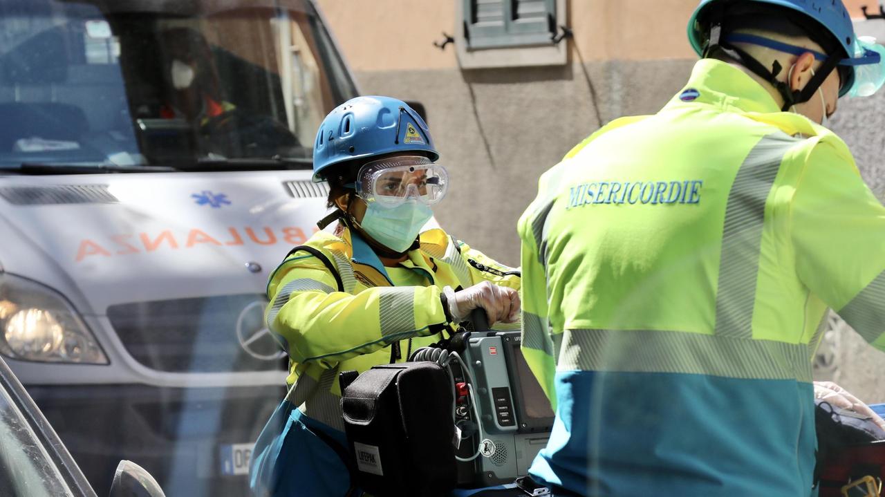 Un'ambulanza della Misericordia di via Verdi