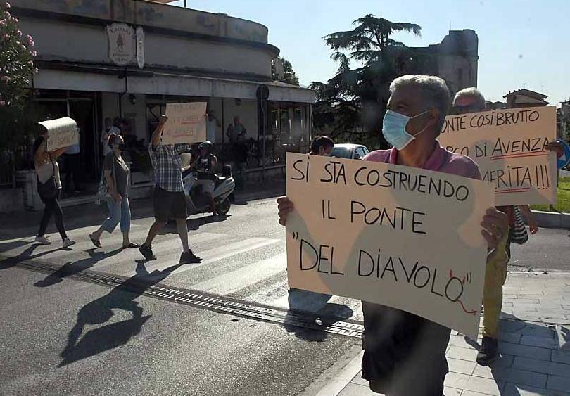 Nelle foto la protesta per il ponte di Avenza