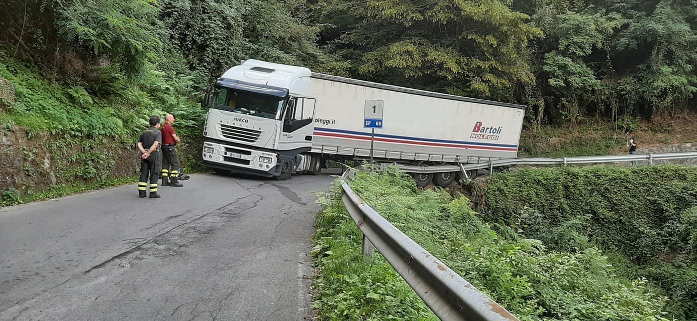 Tir si incastra in curva, chiusa la provinciale 69