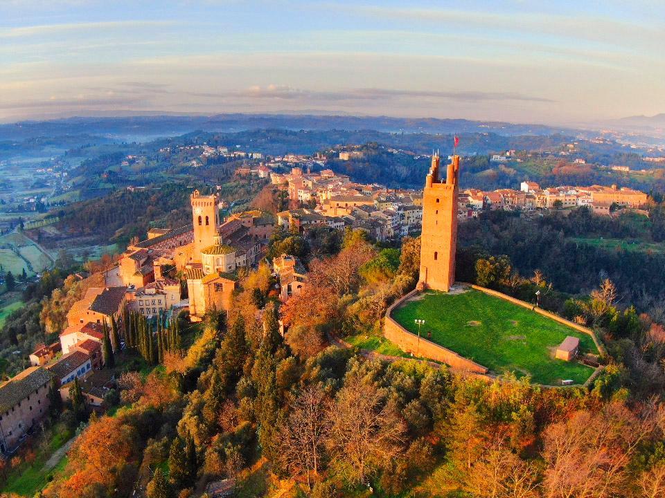 L’incanto di San Miniato avvolto dalla luce di un’accogliente e suggestiva alba invernale