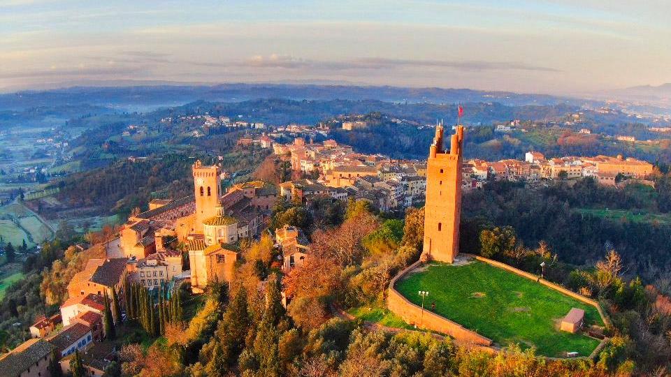L’incanto di San Miniato avvolto dalla luce di un’accogliente e suggestiva alba invernale