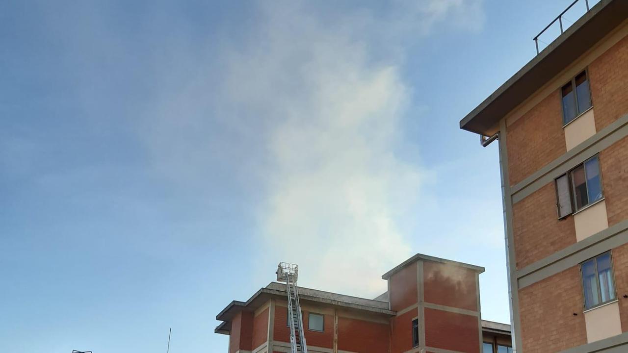 L'intervento dei vigili del fuoco in via Primo Maggio