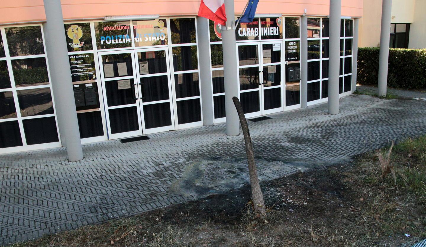Ragazzi appiccano le fiamme in via 8 marzo Indagini dei carabinieri