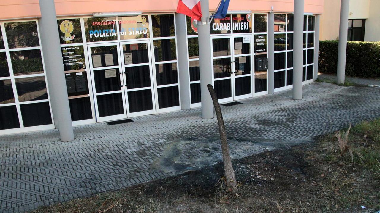 Ragazzi appiccano le fiamme in via 8 marzo Indagini dei carabinieri