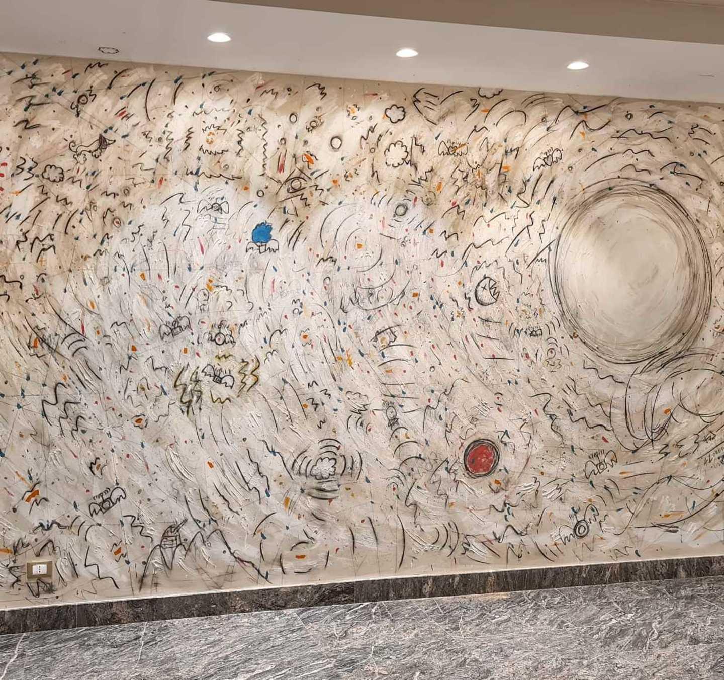 Zavattari disegna la parete nella hall dell’hotel Guinigi