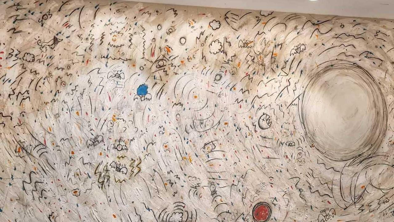 Zavattari disegna la parete nella hall dell’hotel Guinigi