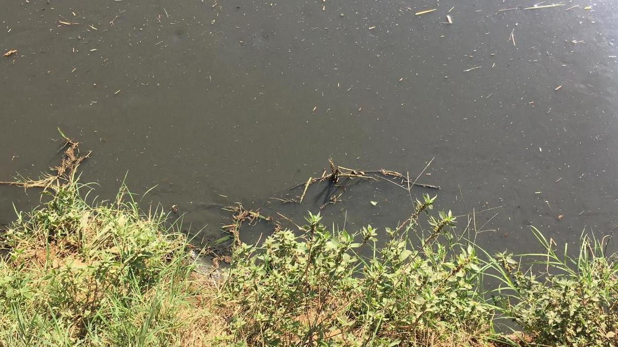 Ci sono i lavori e l’acqua della Gora è di nuovo nera