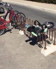 Rubano una bicicletta ma lasciano il seggiolino