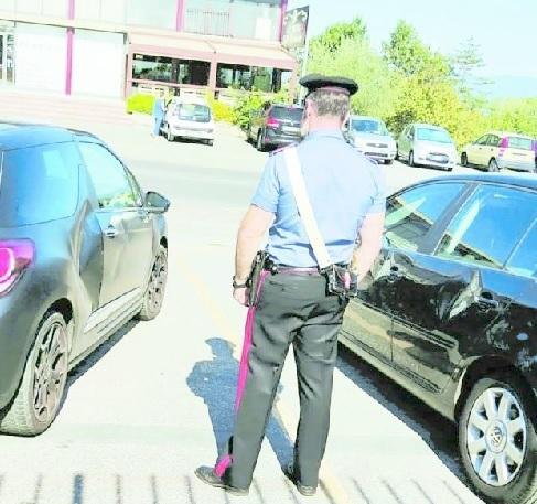 Danneggiava le auto in sosta, arrestato un uomo di 24 anni 