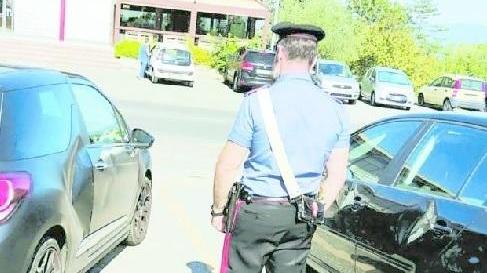 Danneggiava le auto in sosta, arrestato un uomo di 24 anni