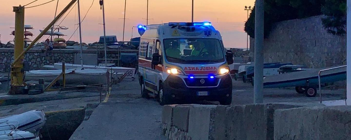 Punta da un insetto in spiaggia giovane di 23 anni in ospedale