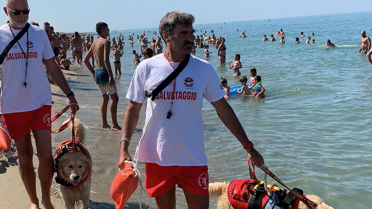 Fratellini salvati in mare da Charlie e Simba