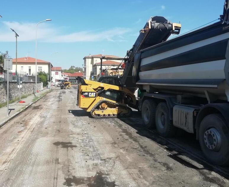 Nuovo manto nel piazzale dello sport lavori anche in via Andrea Pisano 