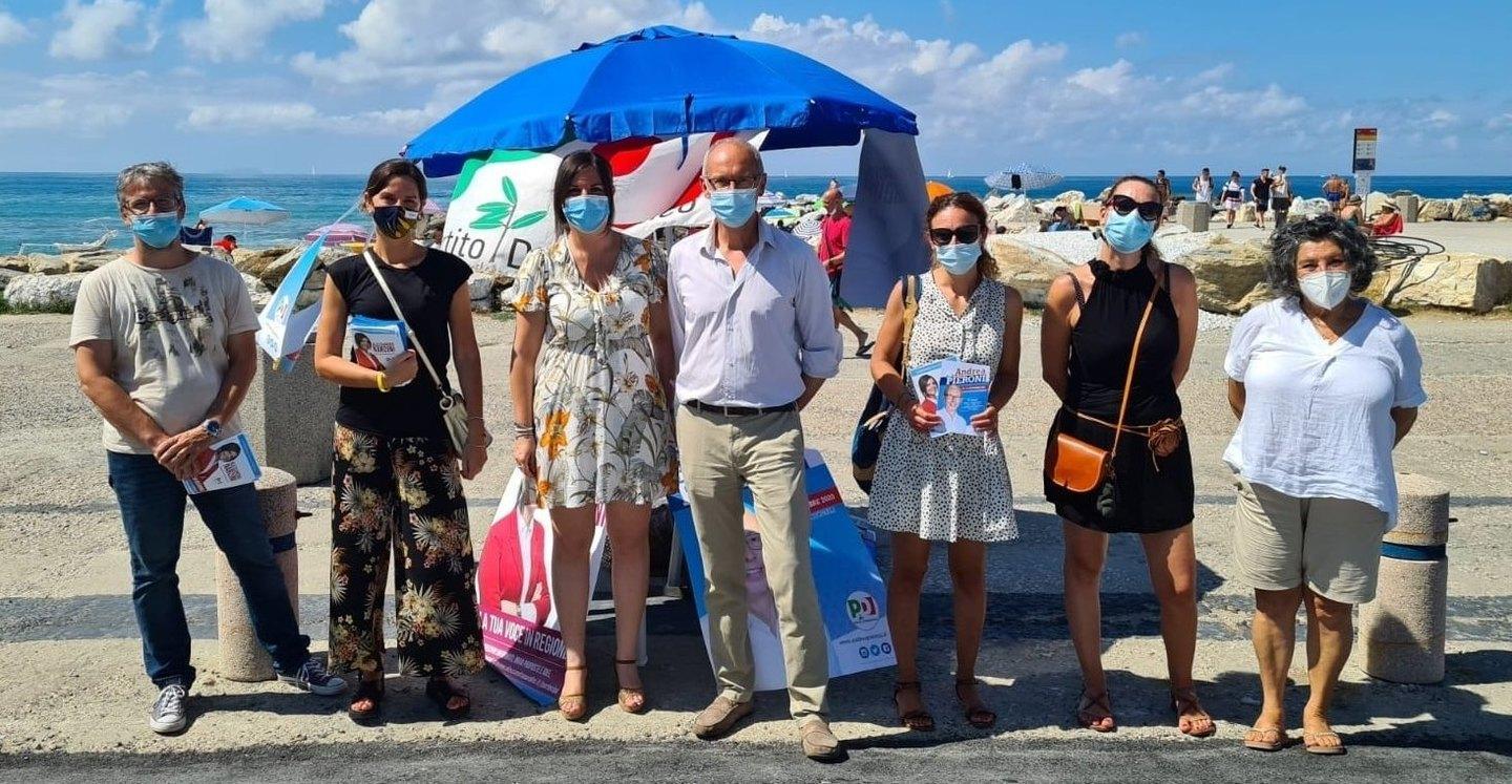 La campagna Pd con l’ombrellone