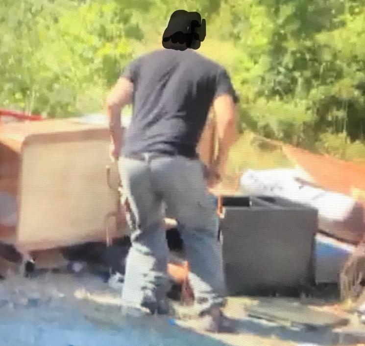 Abbandona i rifiuti: filmato dai cittadini e stangato dai vigili